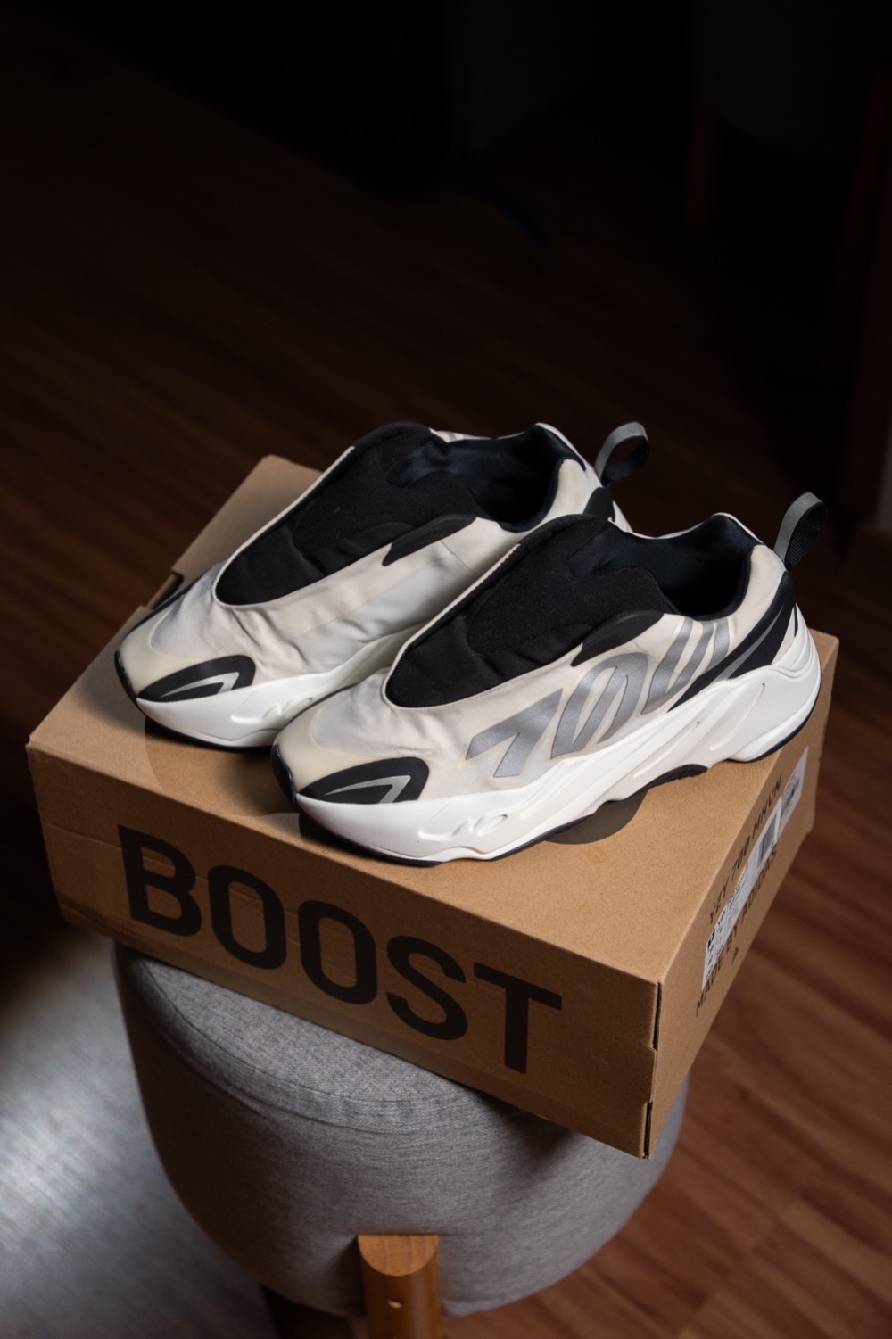 Yeezy Boost 700 MNVN Laceless Analog