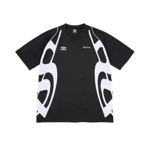 Umbro x Supreme Camiseta Old English Soccer Jersey Black SSS26-W10