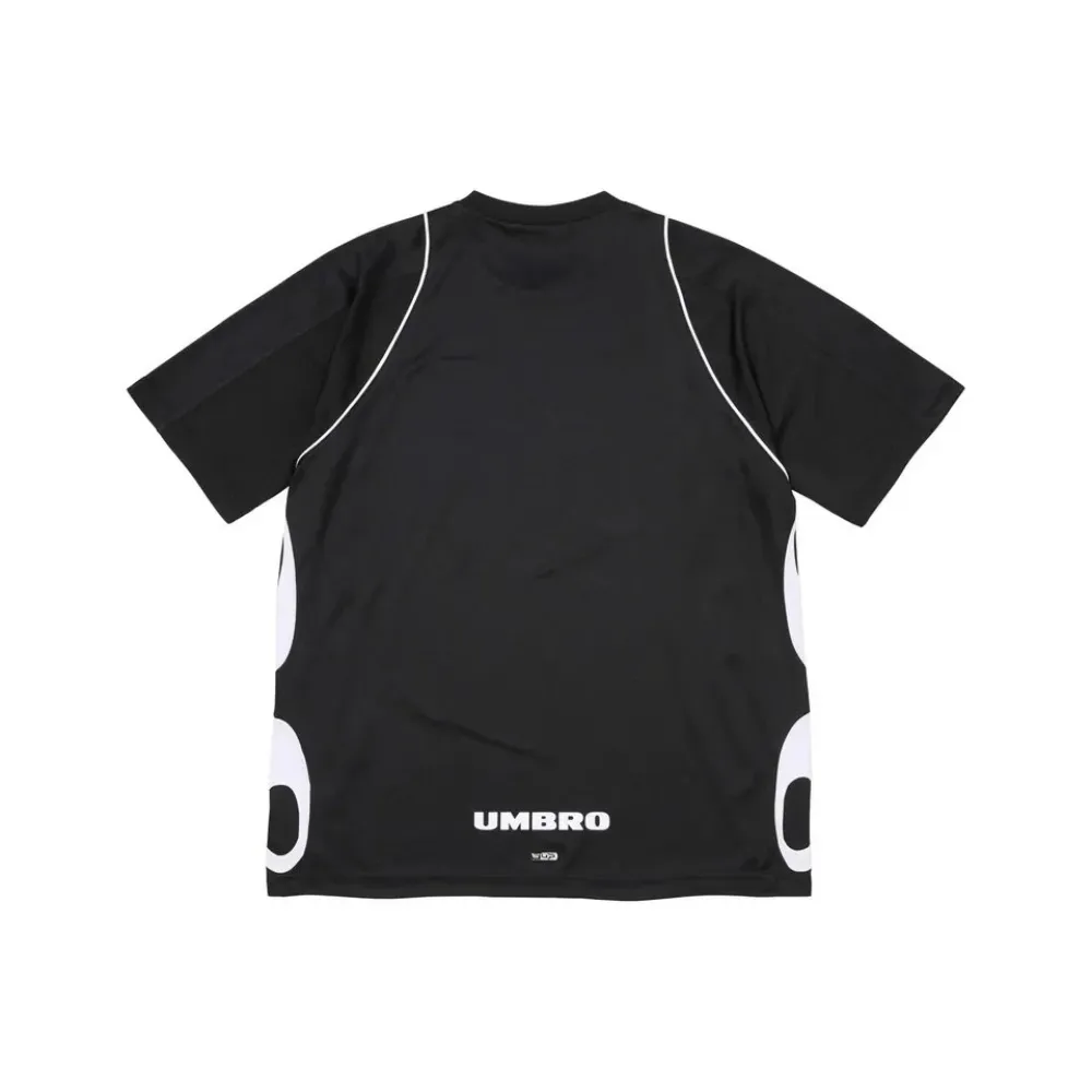 Umbro x Supreme Camiseta Old English Soccer Jersey Black SSS26-W10