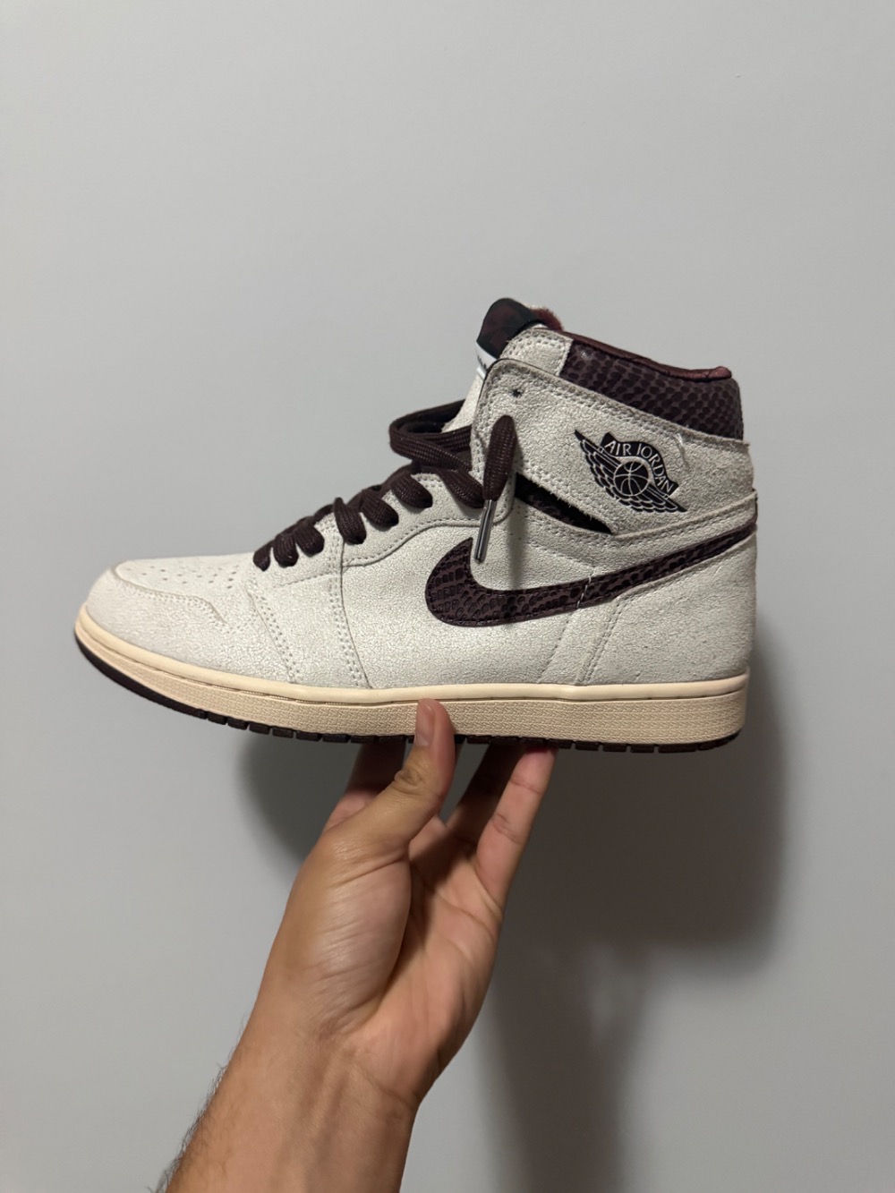 A Ma Maniere x Air Jordan 1 Sail and Burgundy — 42.5, Usado