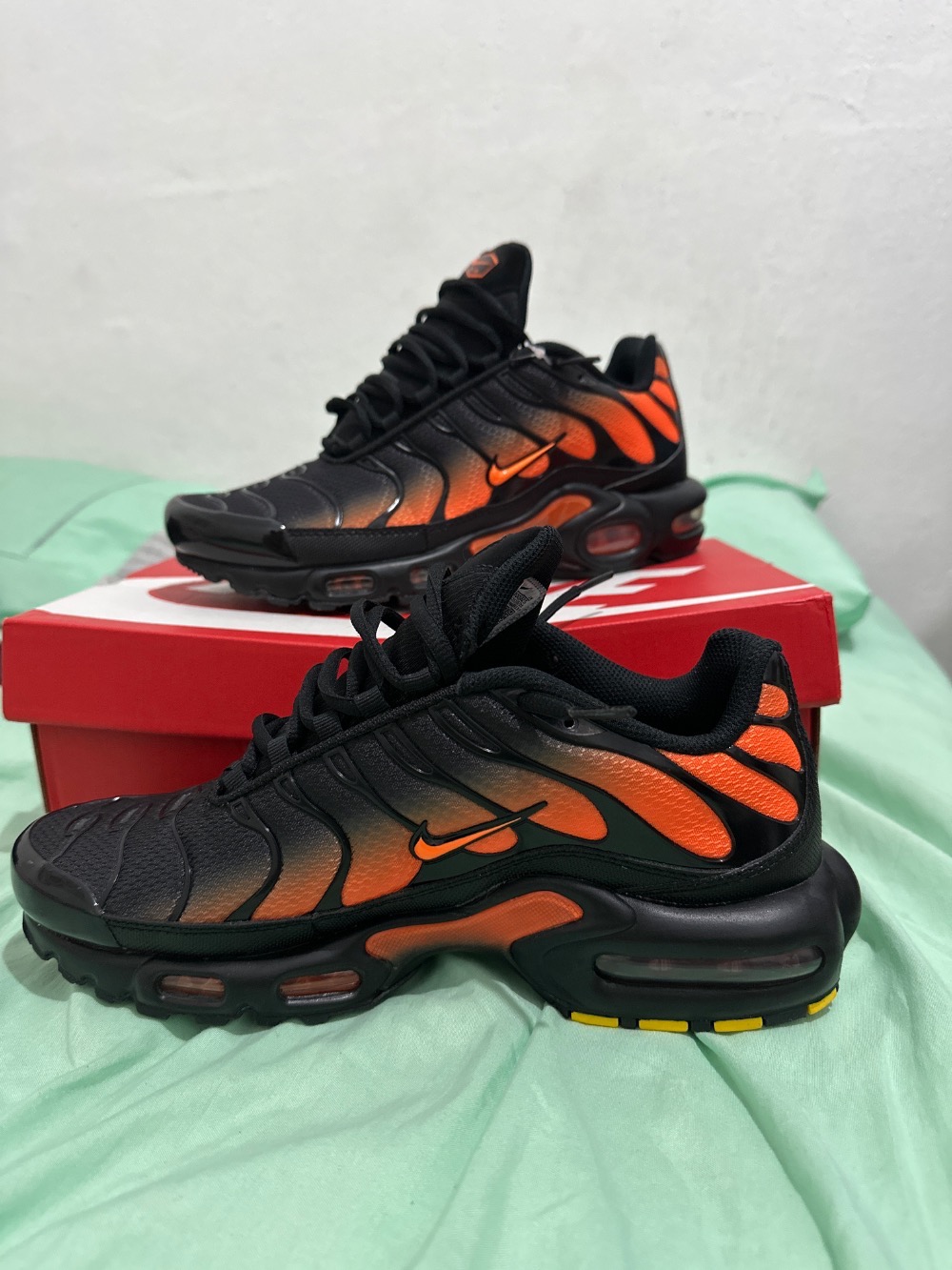 Nike Air Max Plus Black Total Orange — 40, Novo