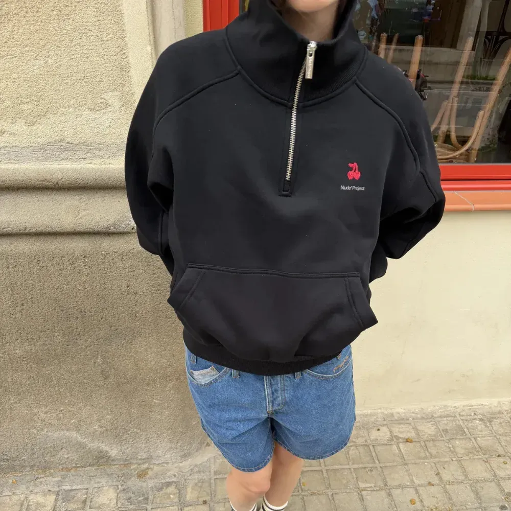 Imagem Moletom Nude Project Basic Cherry Quarter-Zip Black