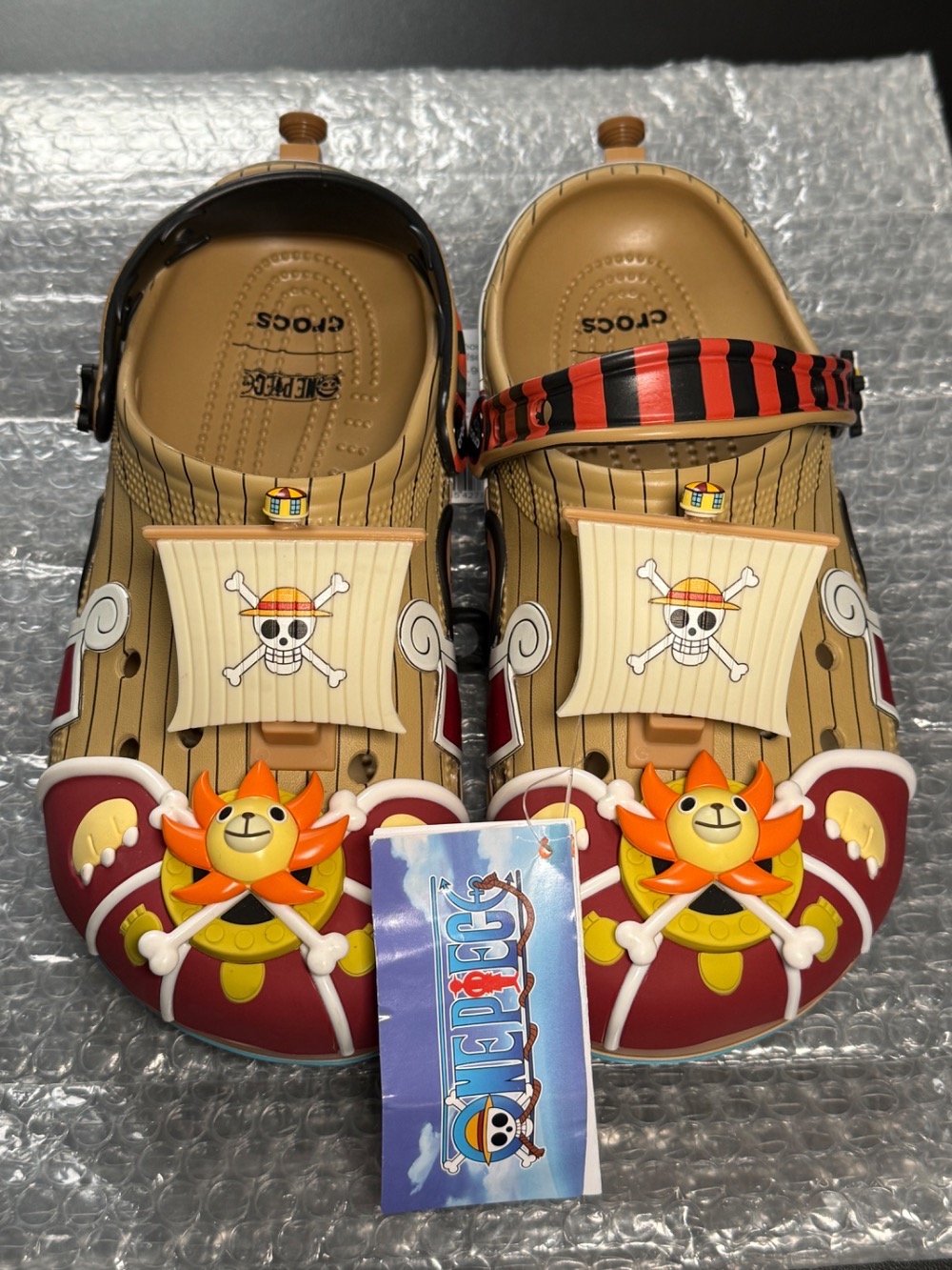 One Piece x Crocs Classic Clog Thousand Sunny Brown Red Blue — 38, Novo