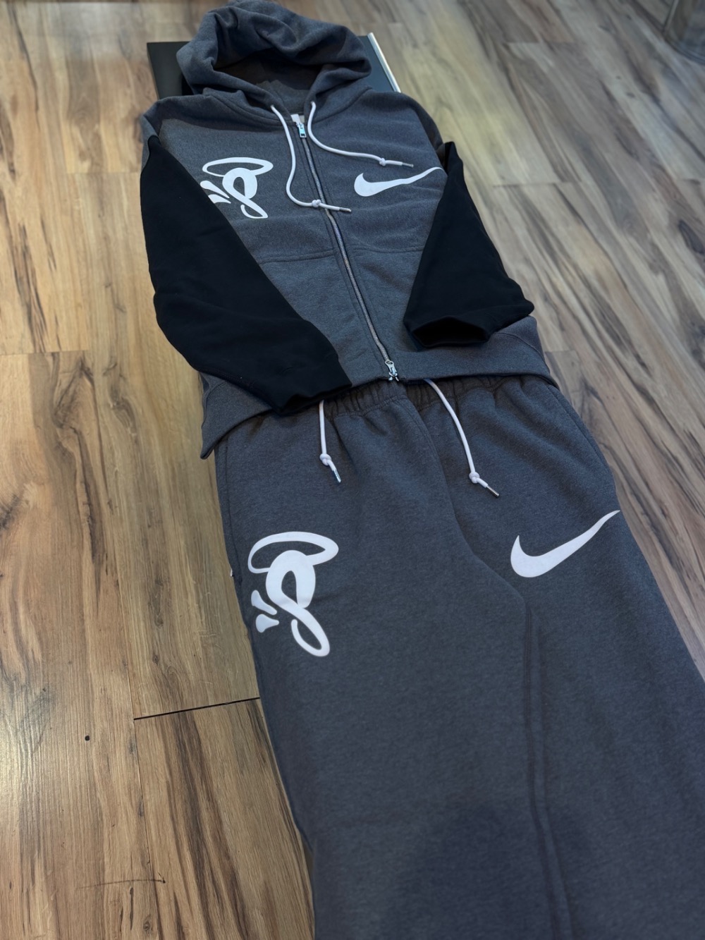 Syna World x Nike Calça Solo Swoosh Fleece Grey — G / XG, Novo