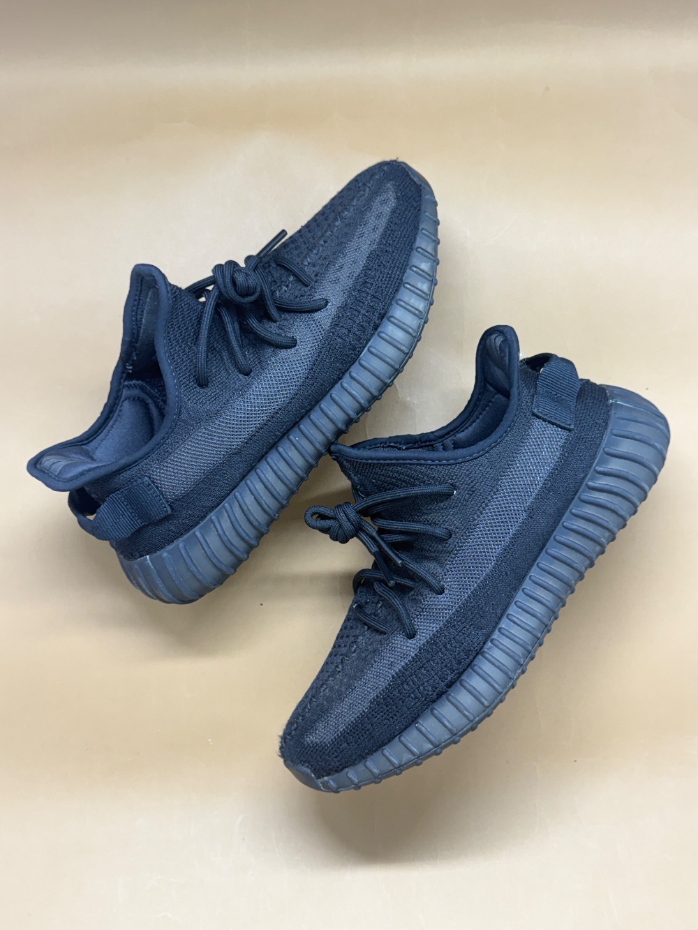 Yeezy 350 V2 Onyx (2023) — 38, Usado
