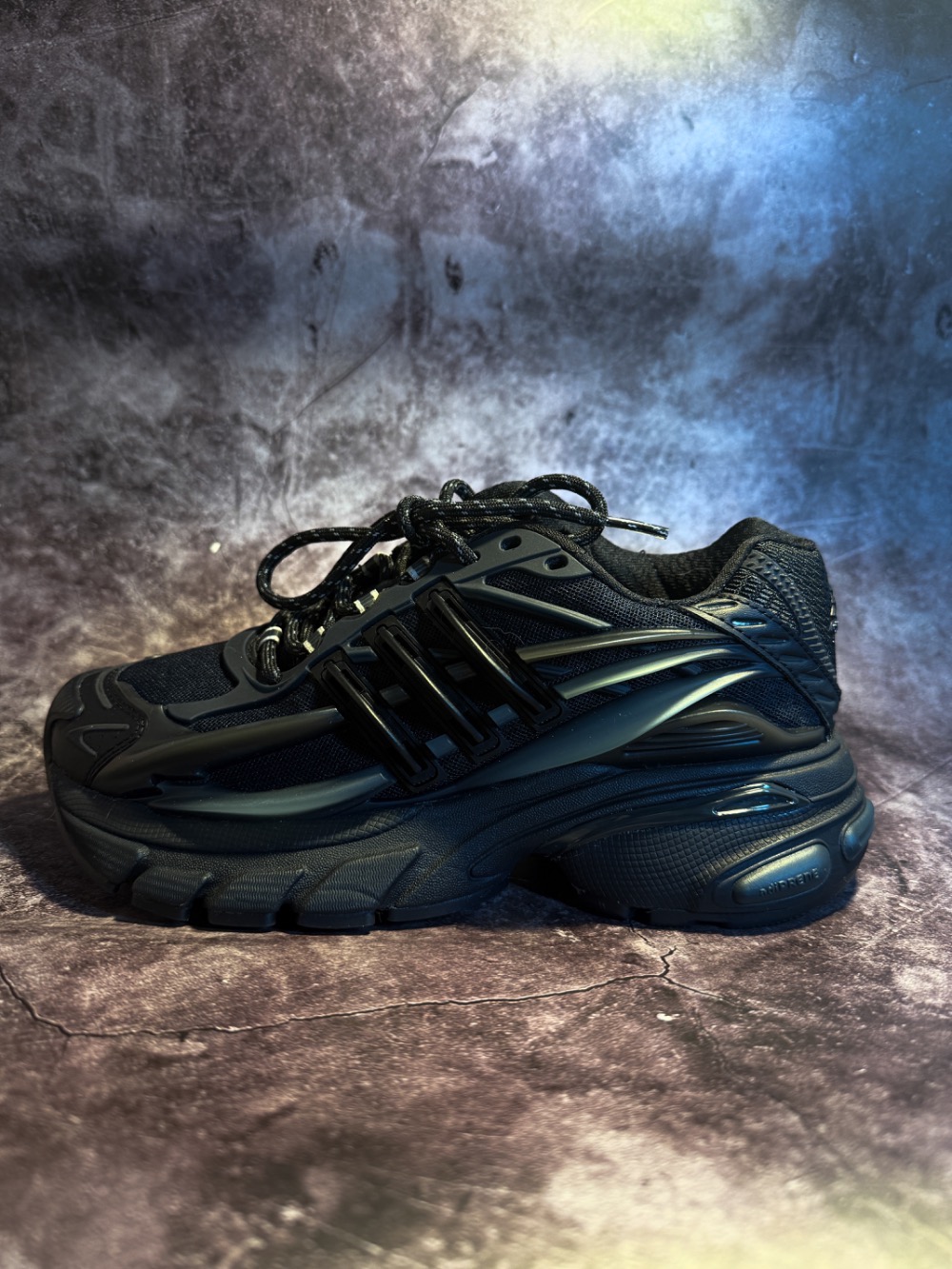 Pharrell Williams x adidas Adistar Jellyfish Triple Black — 36, Usado