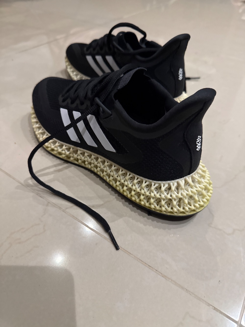 adidas 4DFWD 2 Core Black Cloud White Carbon — 39, Usado
