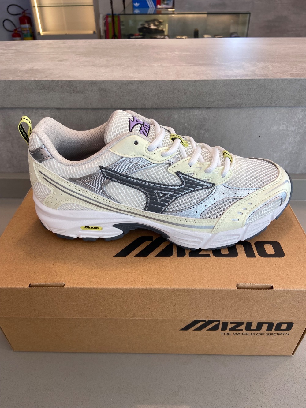 Mizuno MXR Snow White Quiet Shade Sylvan