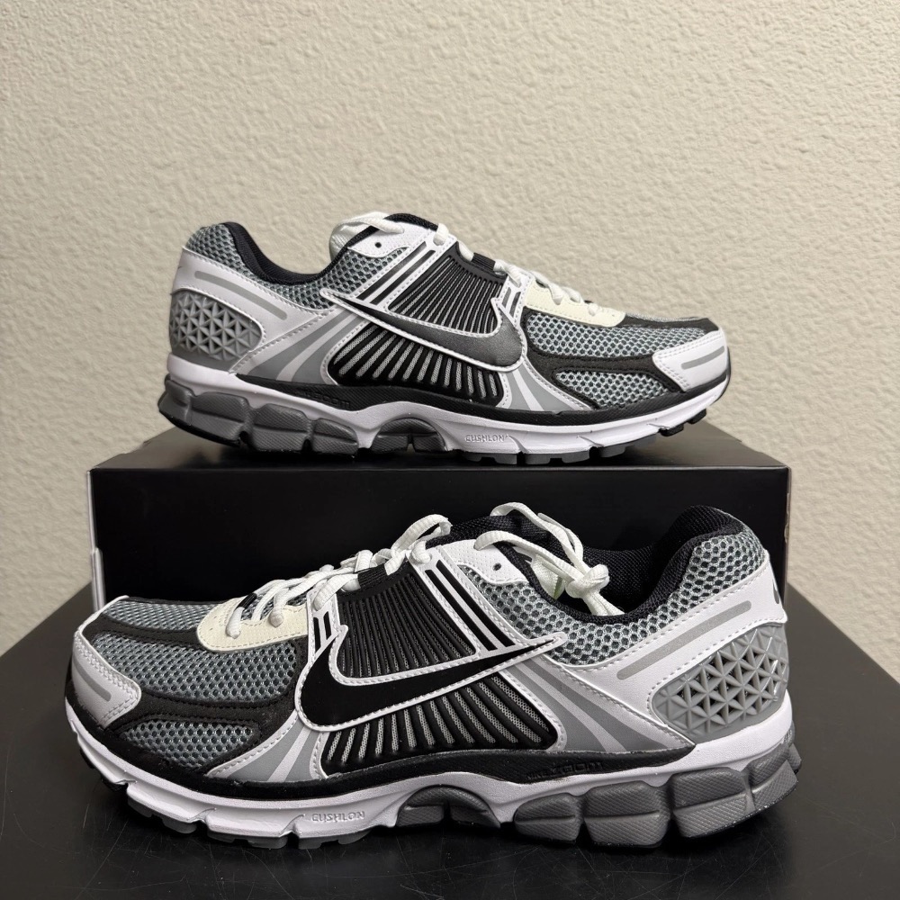 Nike Zoom Vomero 5 SE Dark Grey White Sail Black — 40.5, Novo