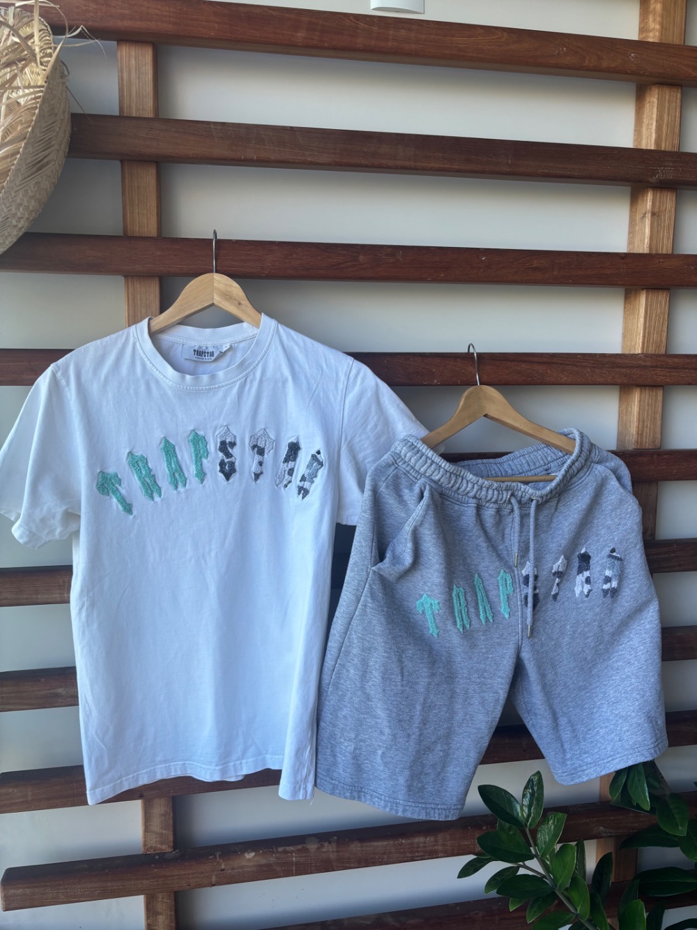 Set Trapstar Verão Camiseta Branca Shorts Cinza
