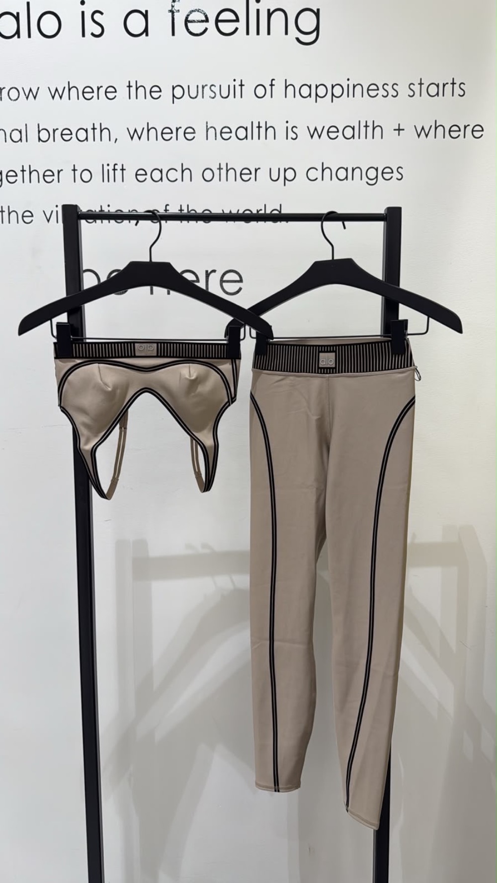 Top Alo Yoga Airlift Line Up Gravel Bege — PP / P / M / G, Novo