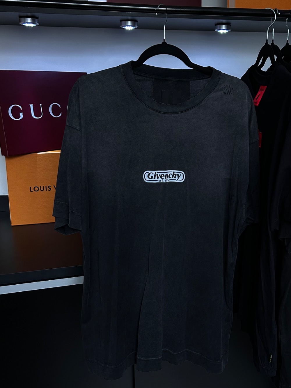 Camiseta Givenchy preta detalhe desgastado