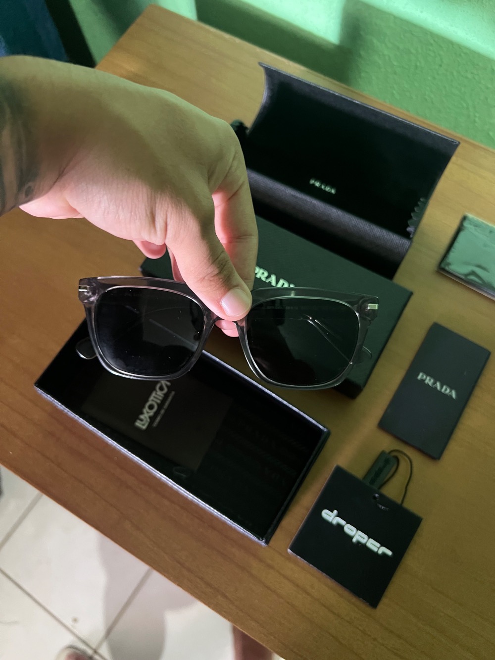 Prada Eyewear Óculos de sol wayfarer com lentes coloridas