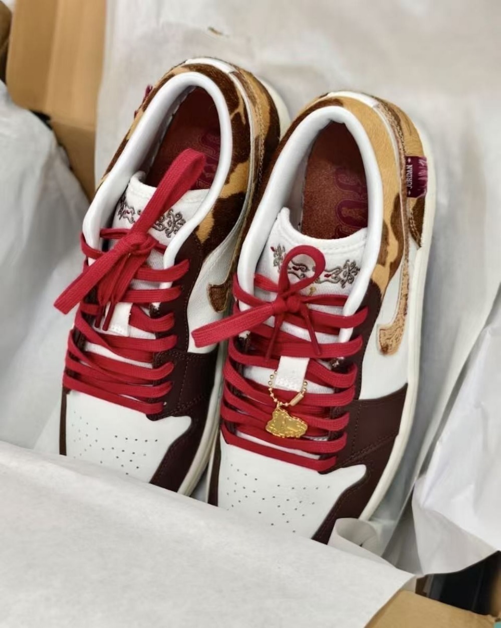 Air Jordan 1 Low SE Year of the Horse — 38 / 39 / 39.5 / 40 / 40.5 / 41 / 42 / 42.5 / 43 / 43.5 / 44, Novo