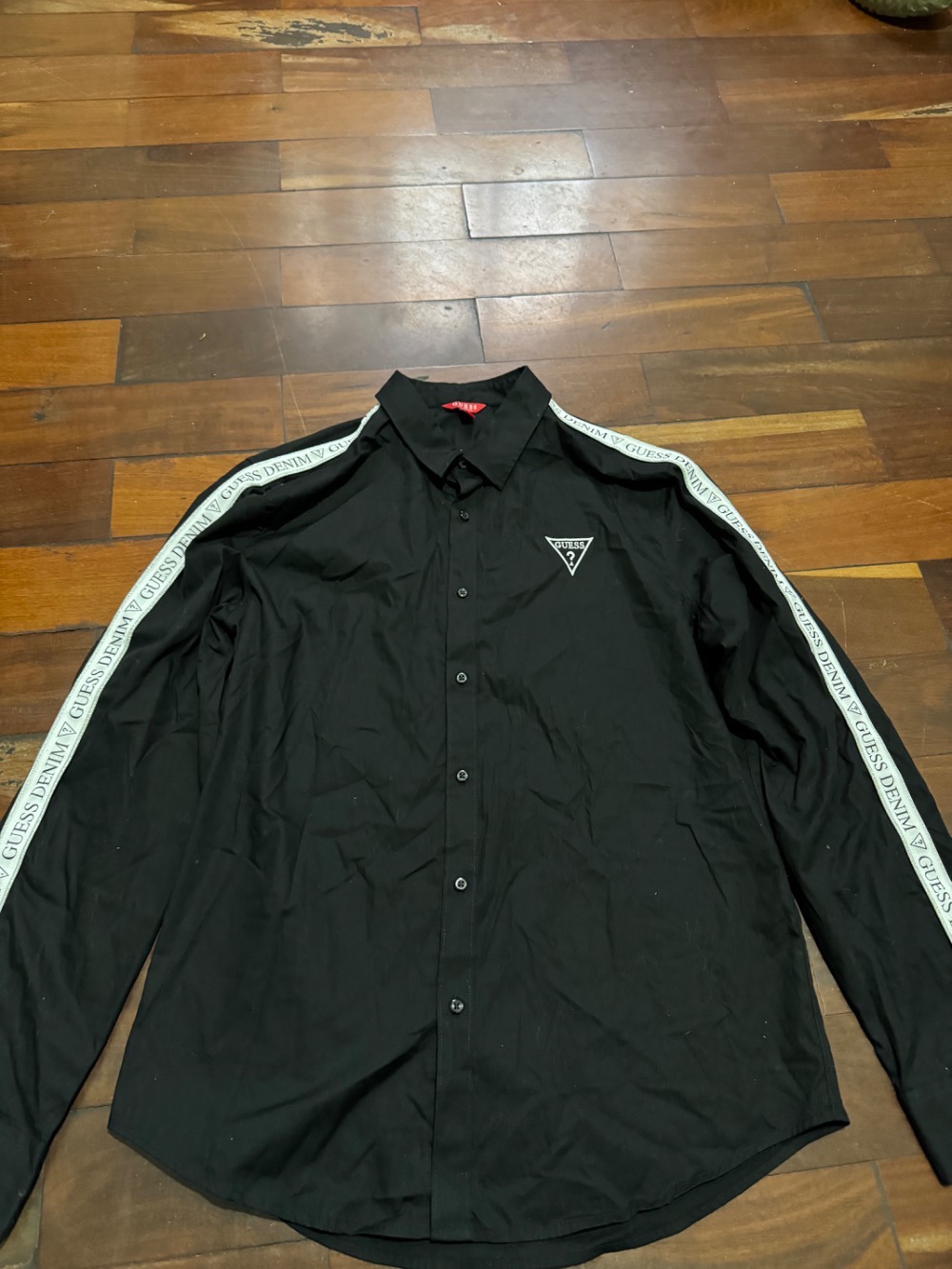 camiseta social guess vintage