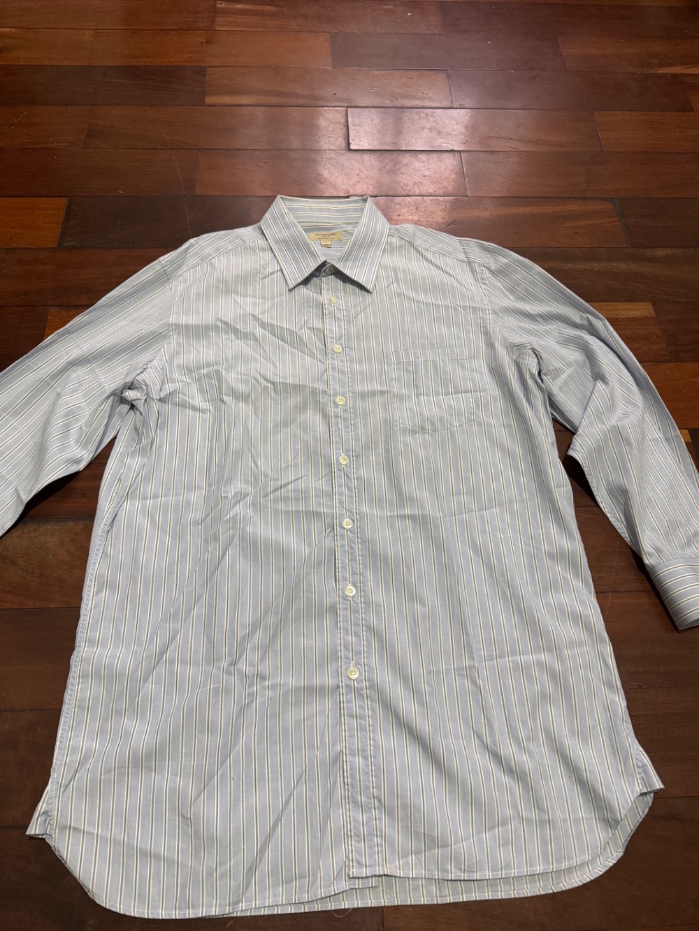camiseta social burberry