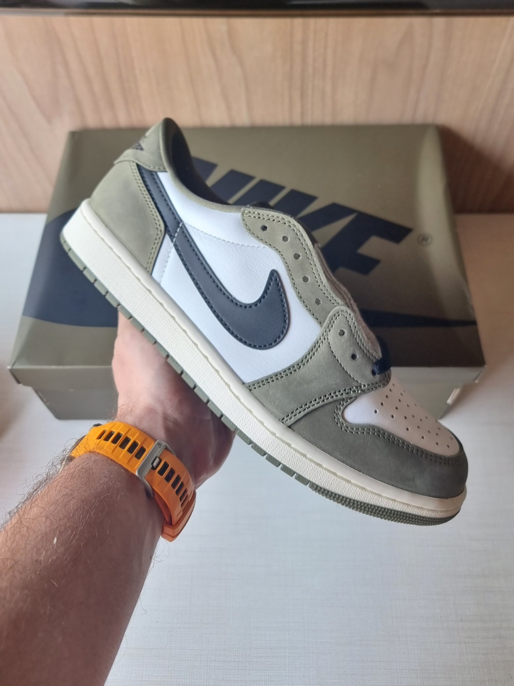 Air Jordan 1 Low OG Medium Olive — 43, Novo