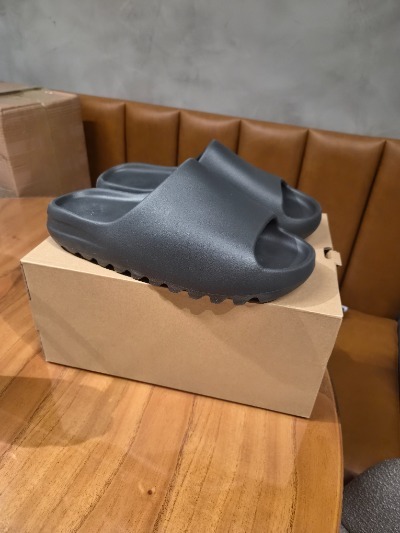 Yeezy Slide Onyx - Droper