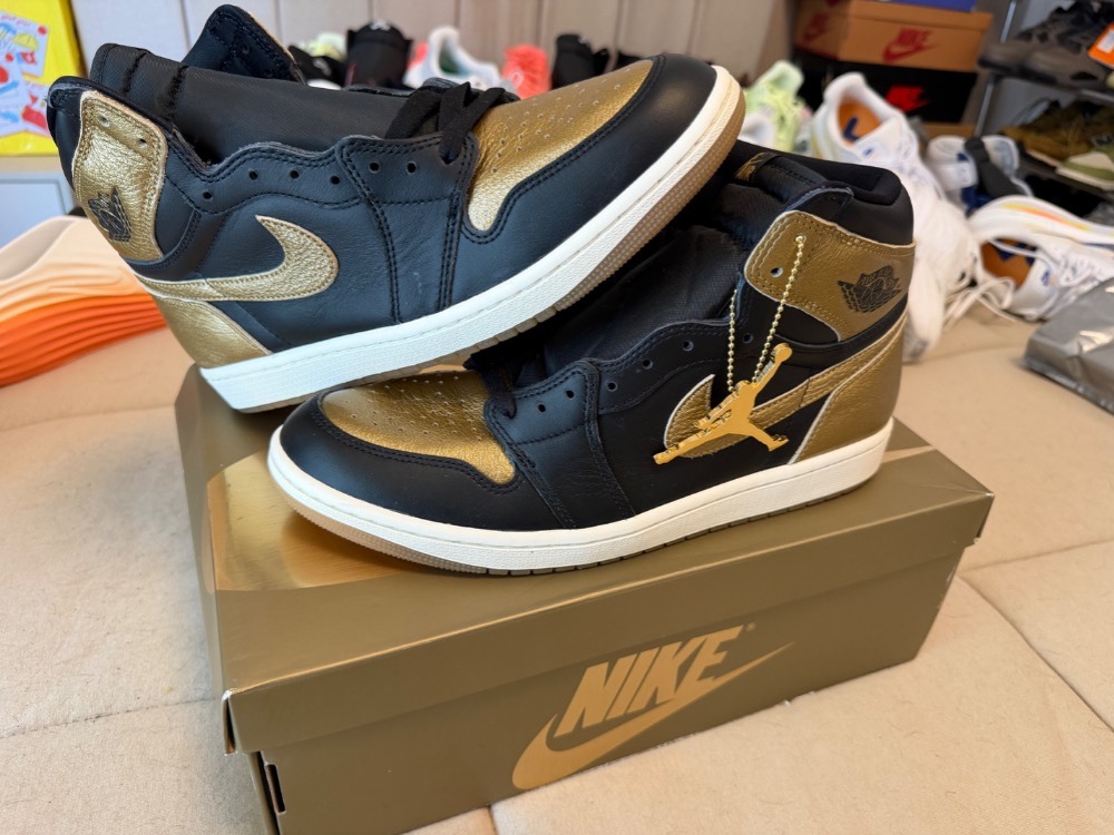 Air Jordan 1 High OG Metallic Gold — 43, Novo