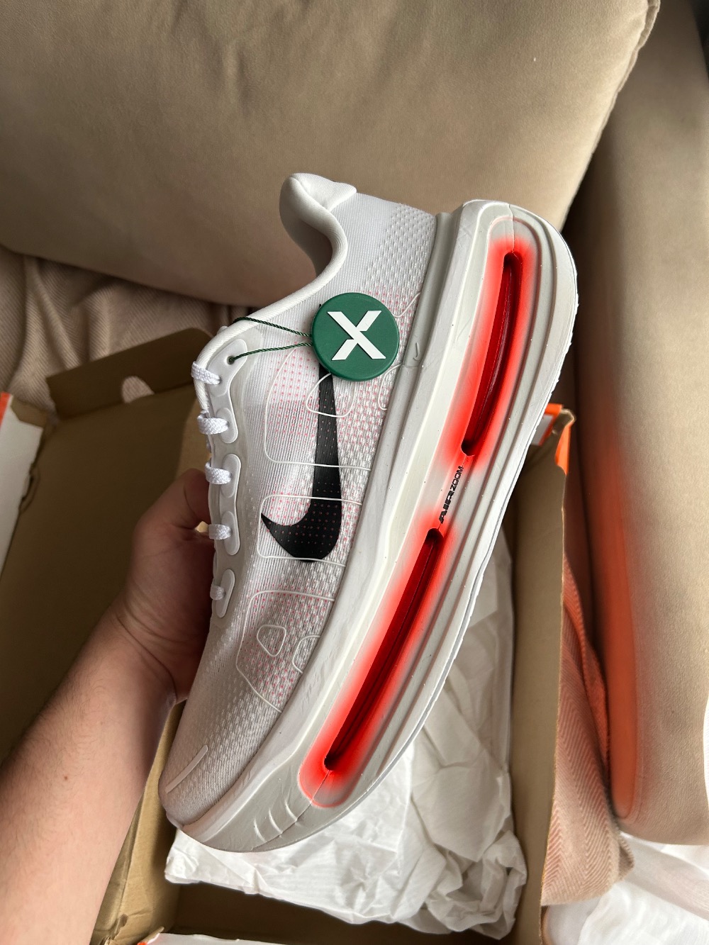 Nike Vomero Premium White Bright Crimson — 39, Novo