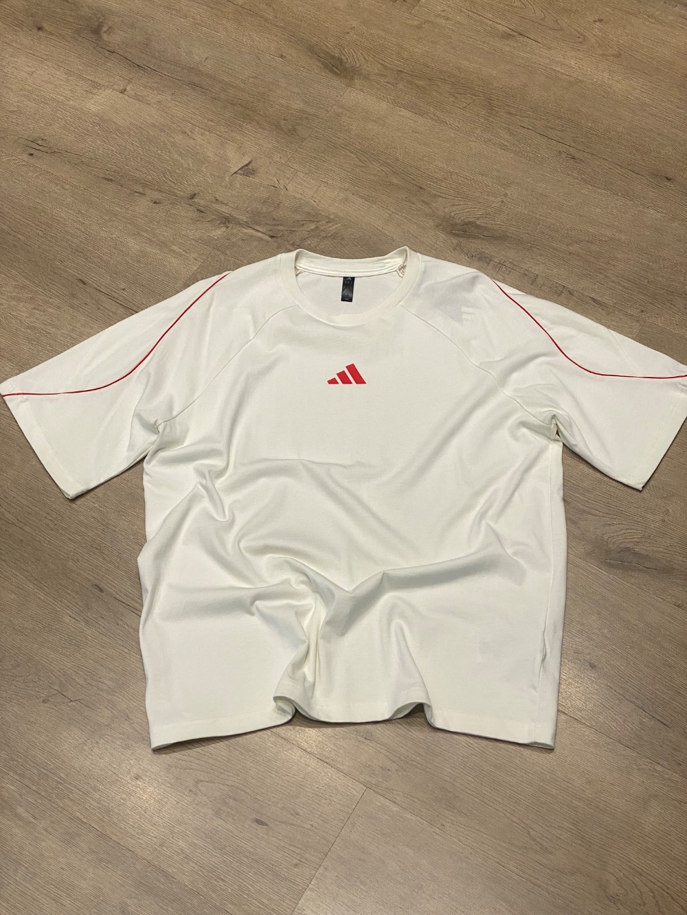 Camiseta adidas Stadium Off White Pure Ruby — P / M / G / XG, Novo