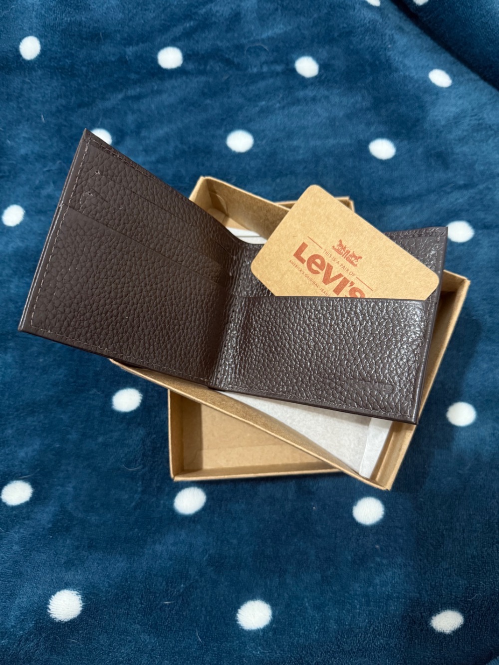 Carteira Levi's Pressed Batwing em couro granulado cinza escuro