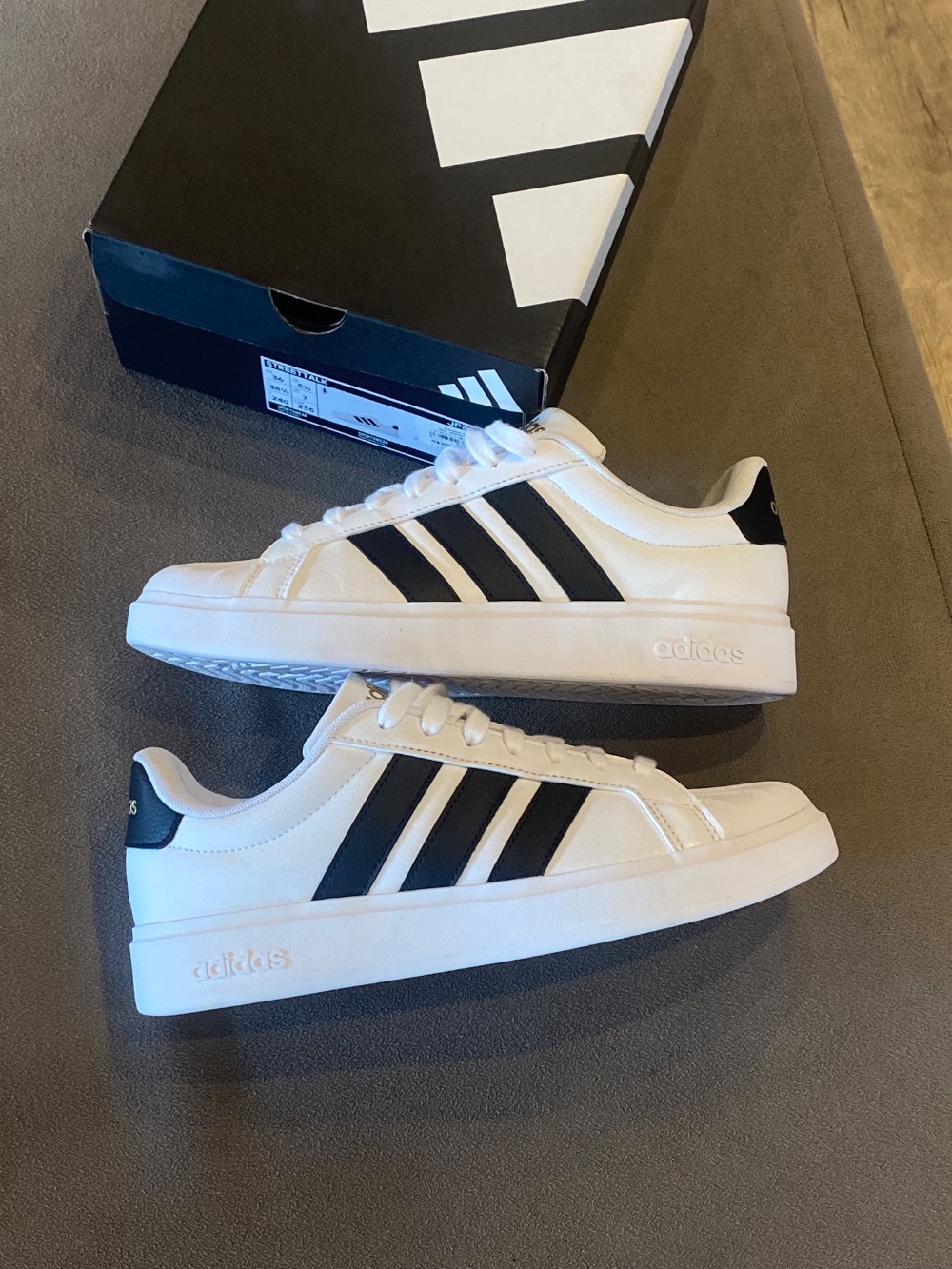 adidas Streettalk Cloud White Core Black Gold Metallic — 34 / 35, Novo