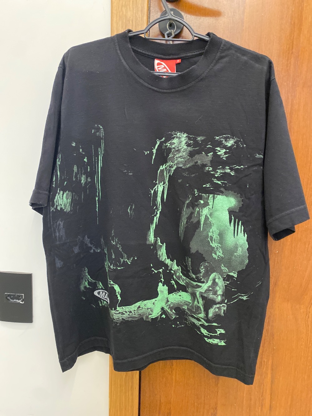 Camiseta Mad Enlatados Caverna Neandertal