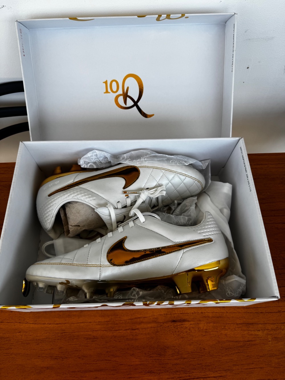 Nike Tiempo SE Ronaldinho Metallic Summit White Metallic Gold Coin
