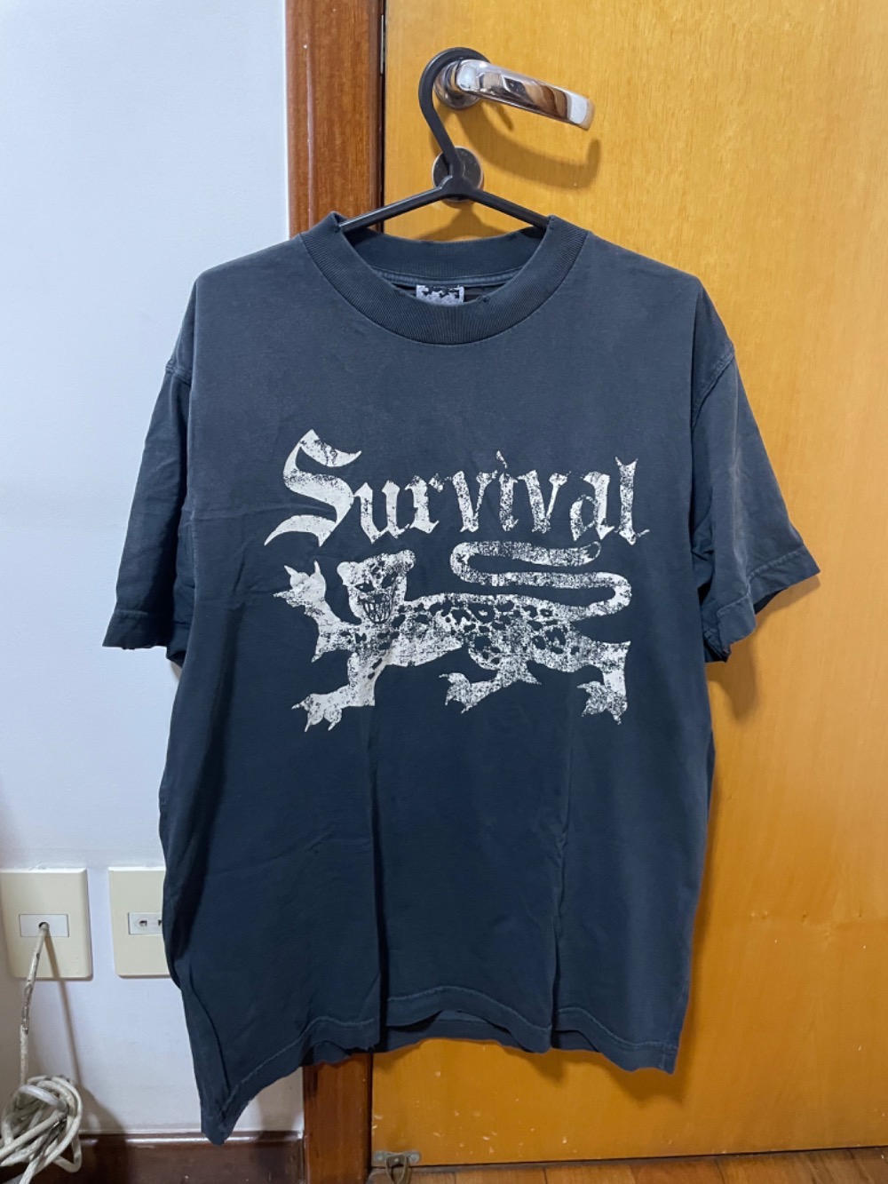 Camiseta Cinza Survival