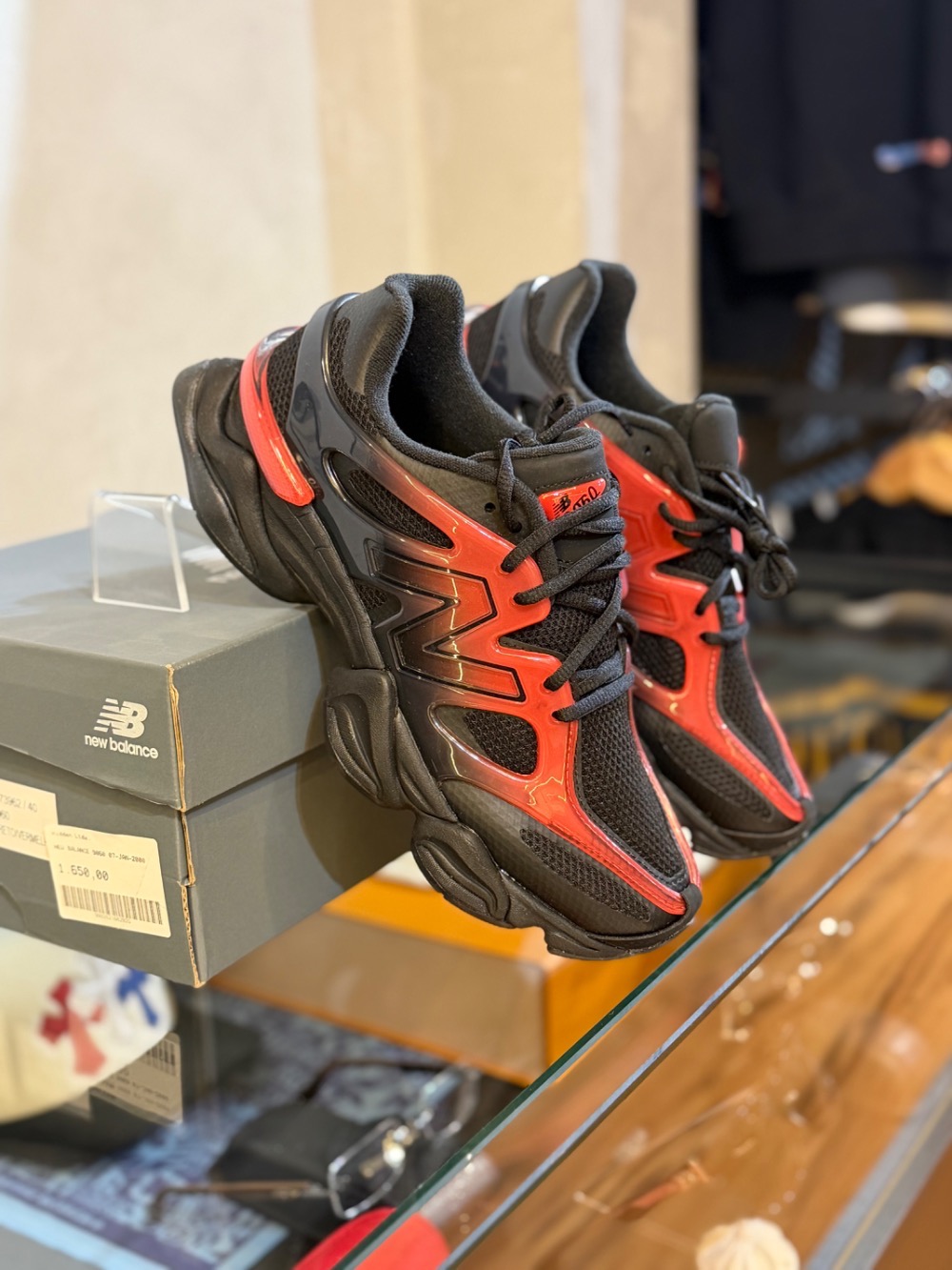 New Balance 9060 Black Red Gradient — 40, Novo