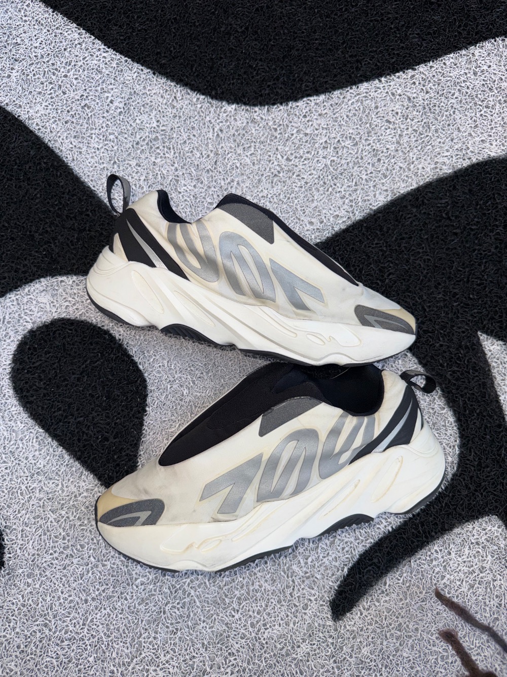 Yeezy Boost 700 MNVN Laceless Analog