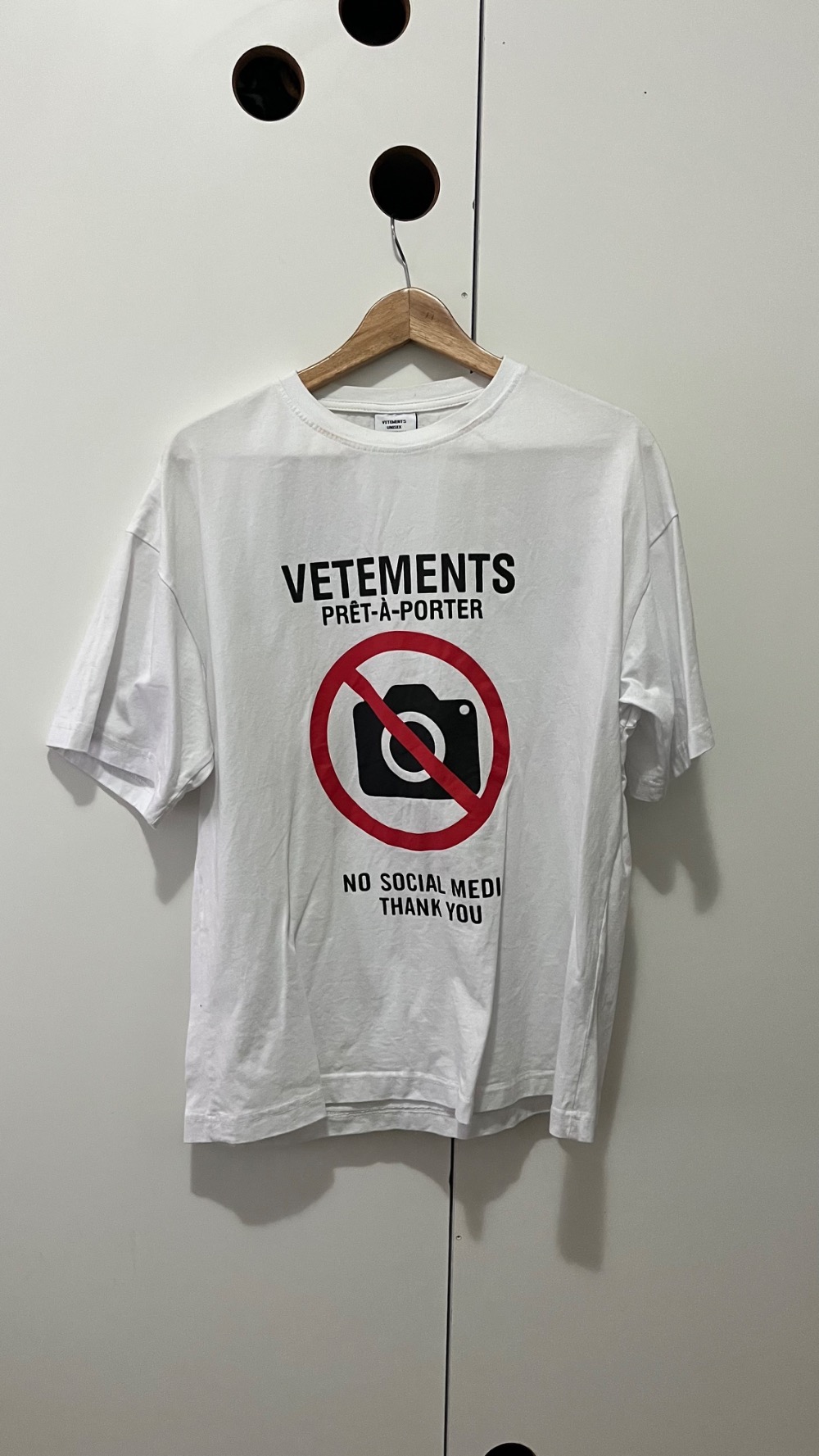 CAMISETA VETEMENTS NO SOCIAL MEDIA