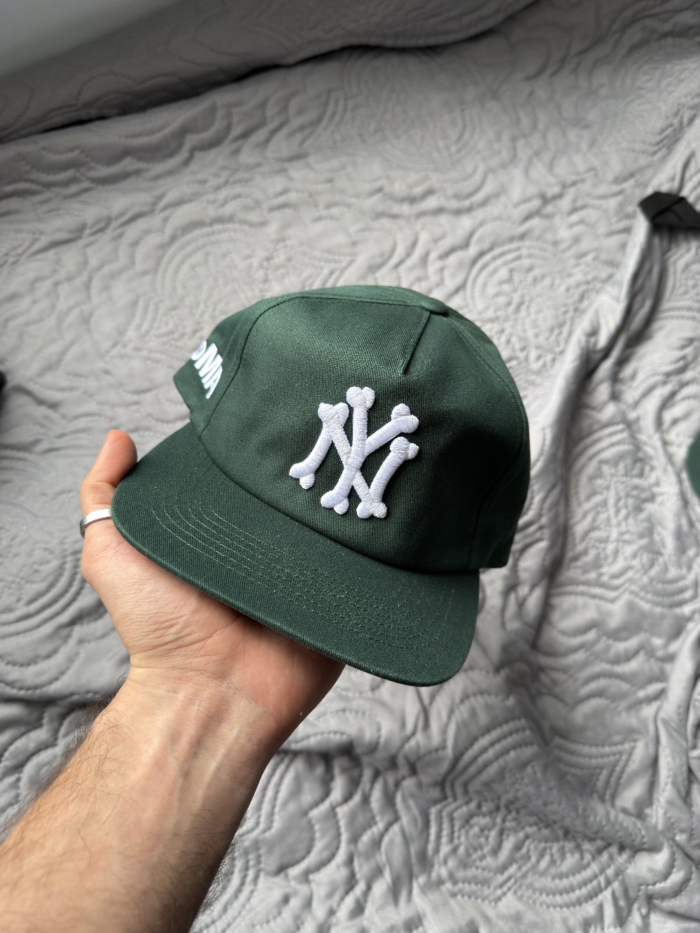 Boné oMA Studios NY Bones Green — Único, Novo