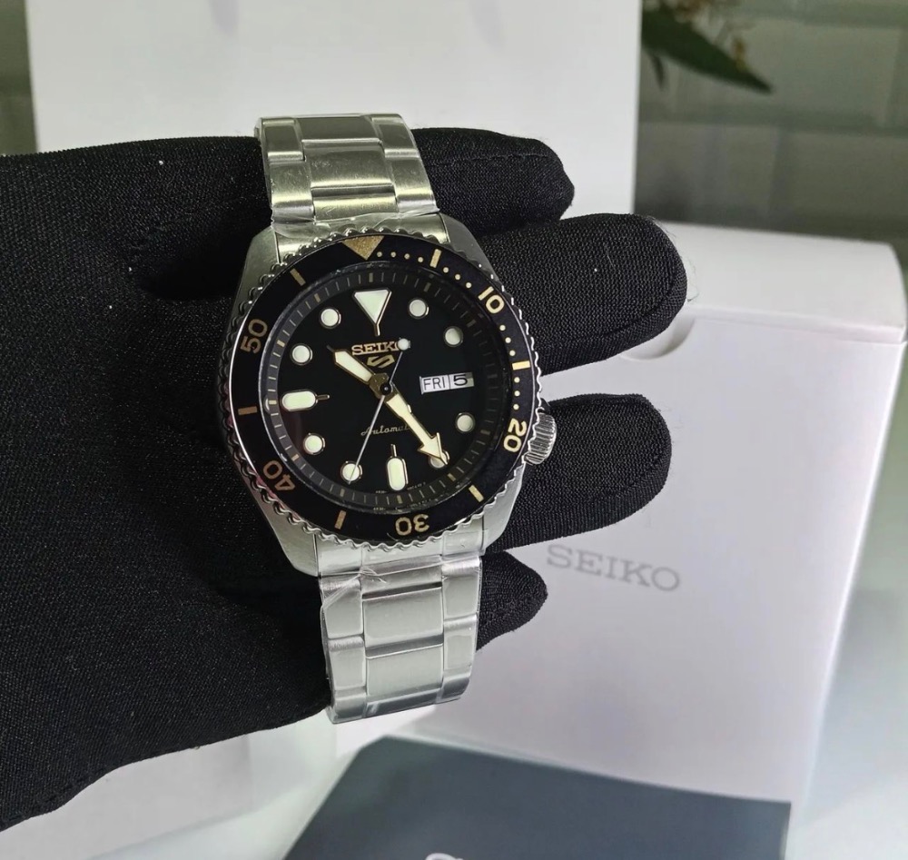 Relógio Seiko 5 Sports Automatic Black Gold Dial — Único, Novo