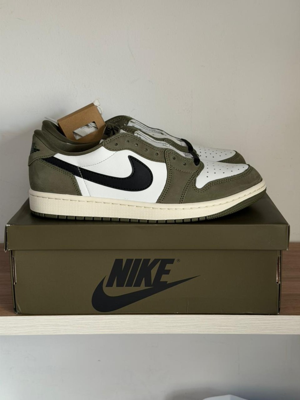 Air Jordan 1 Low OG Medium Olive — 39.5, Novo
