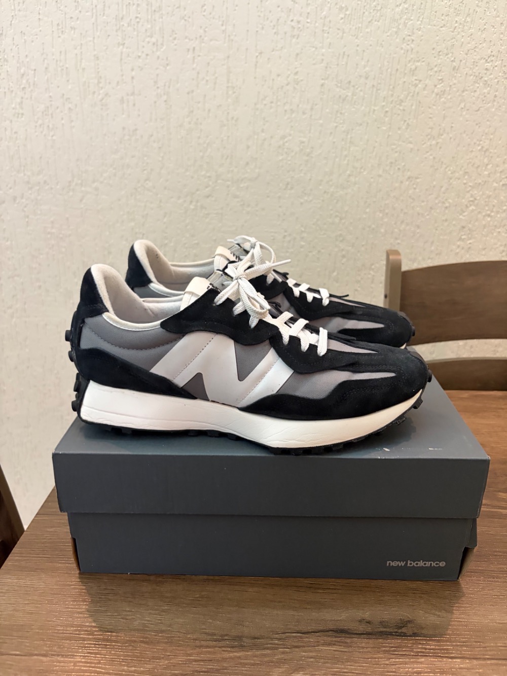 New Balance 327 Black Grey