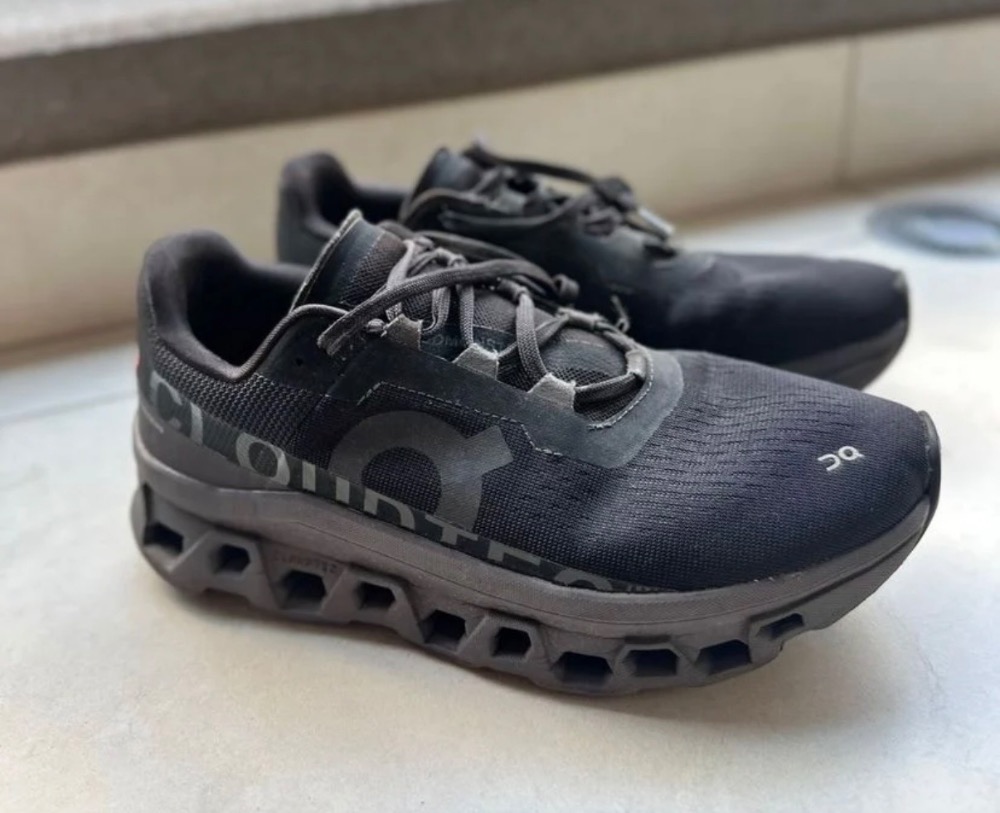 On Running Cloudmonster 1 Black — 37, Usado