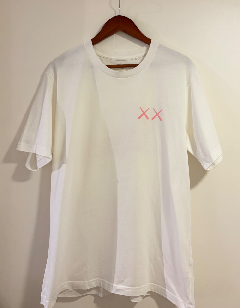 Uniqlo x KAWS Camiseta UT Short Sleeve Graphic US Sizing White