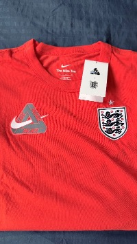 England x Palace x Nike Camiseta LT Crimson - Droper