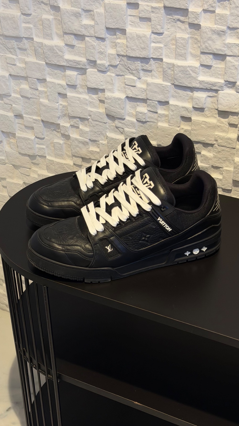 Louis Vuitton LV Trainer Black — 44, Usado