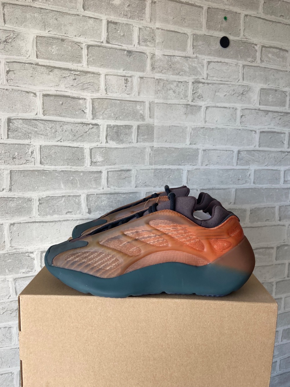 Yeezy 700 V3 - Droper