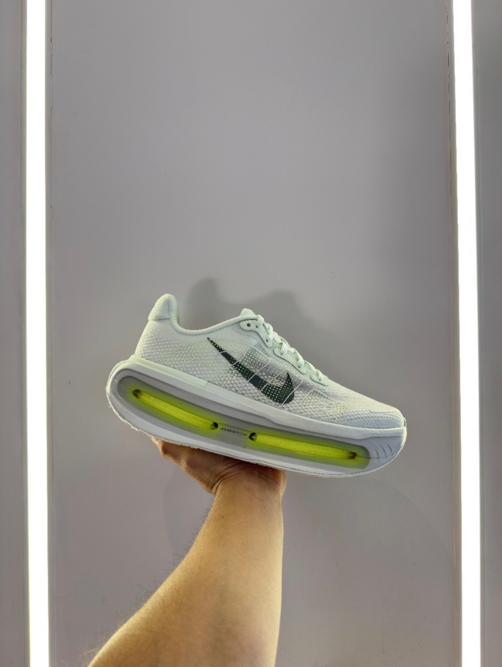 Nike Vomero Premium Barely Volt — 42, Novo