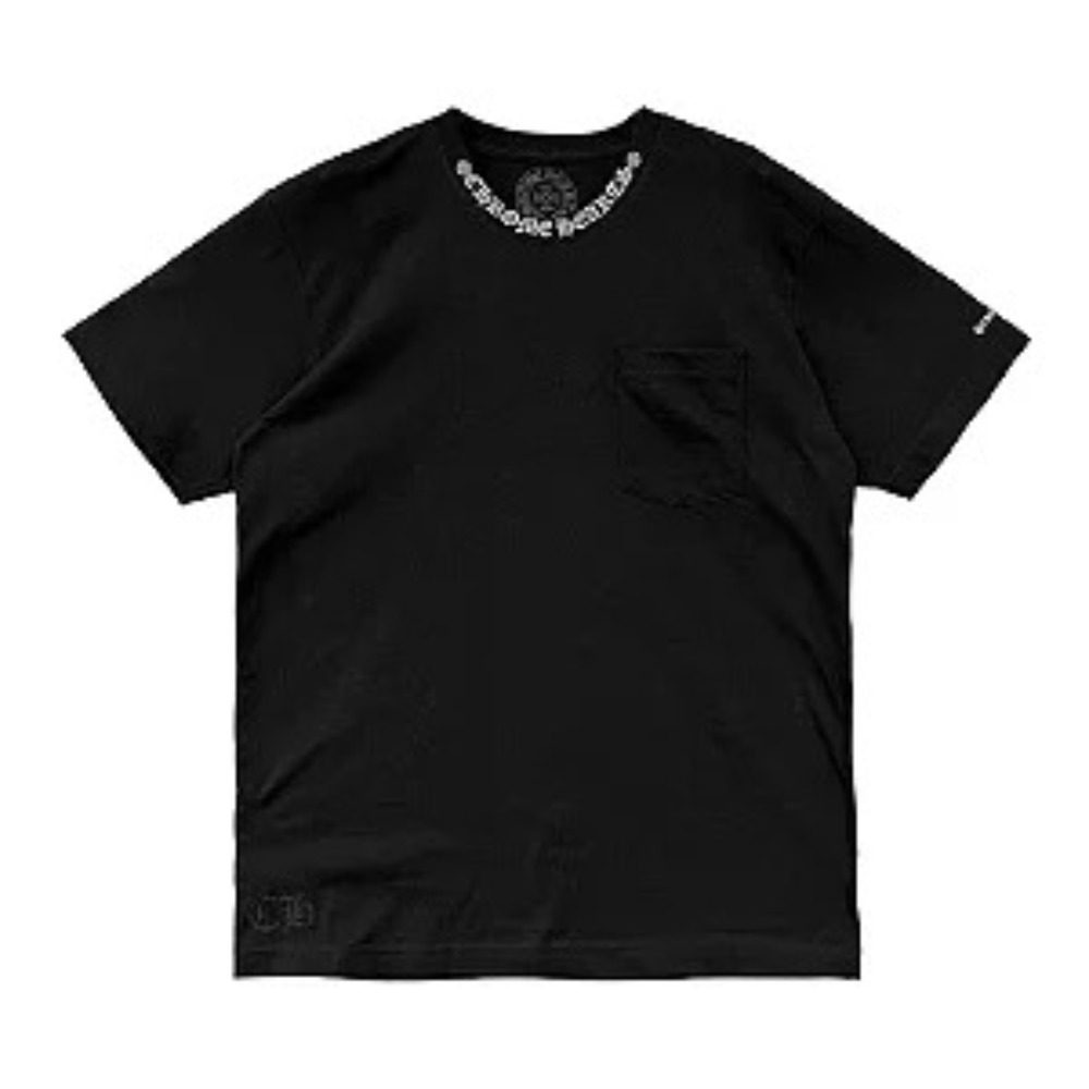CHROME HEARTS - Camiseta Neck Logo Pocket "Preto"