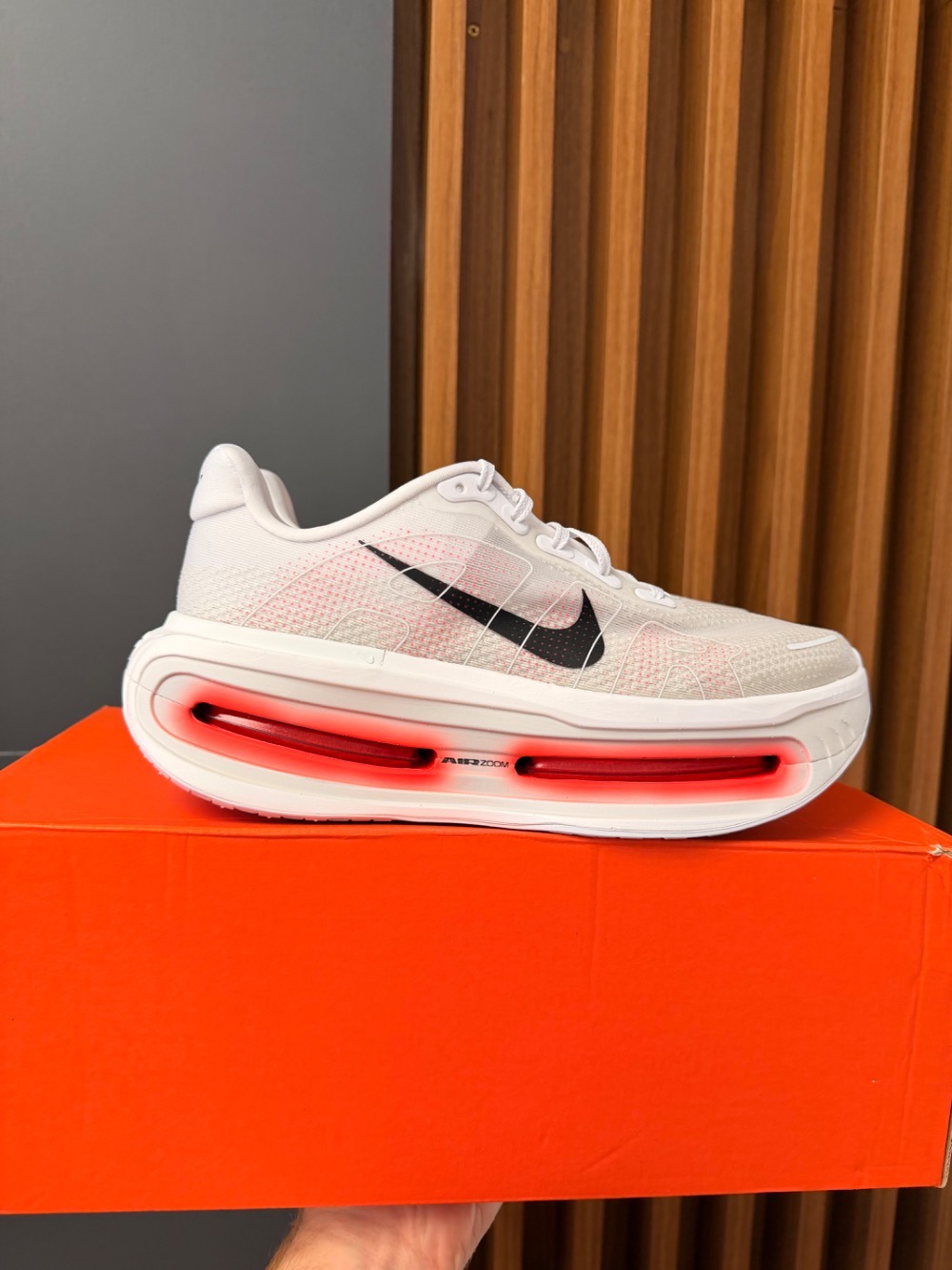 Nike Vomero Premium White Bright Crimson — 43, Novo