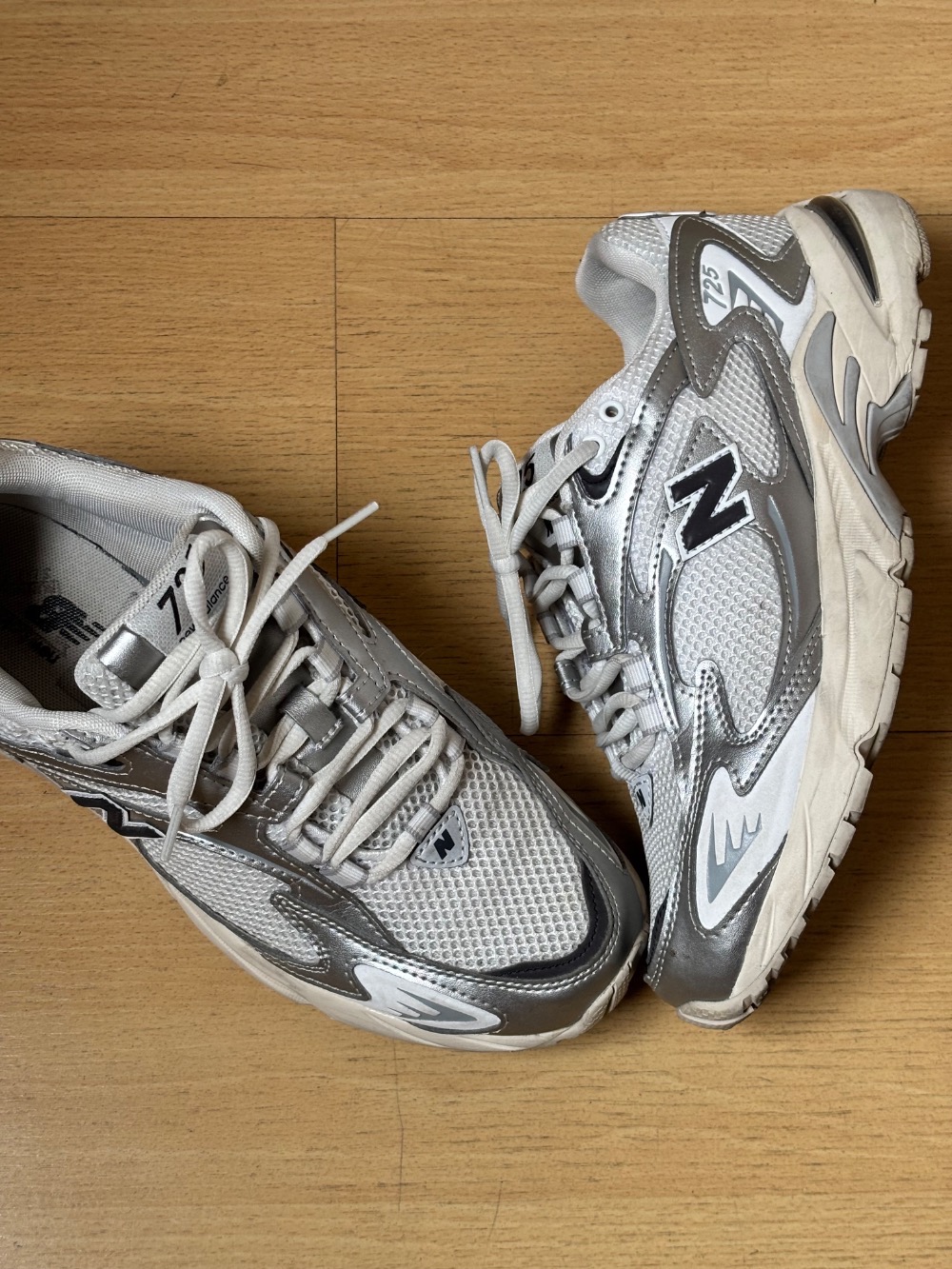 New Balance 725 White Black