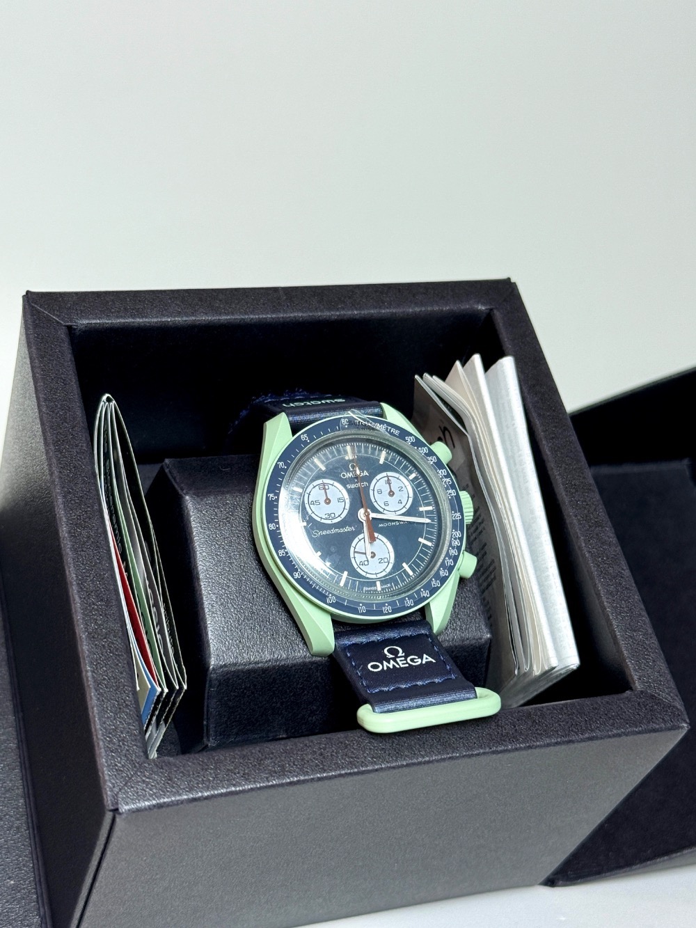 Swatch x Omega Relógio Bioceramic Moonswatch Mission to Earth
