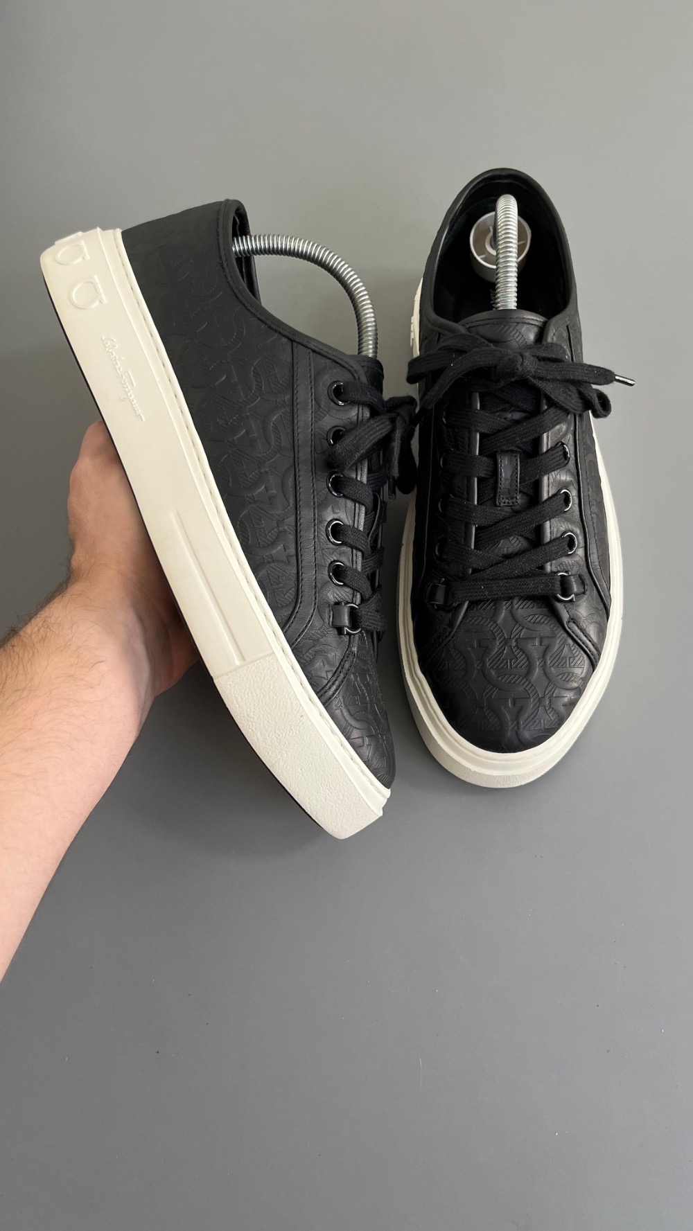 Tênis Ferragamo couro preto