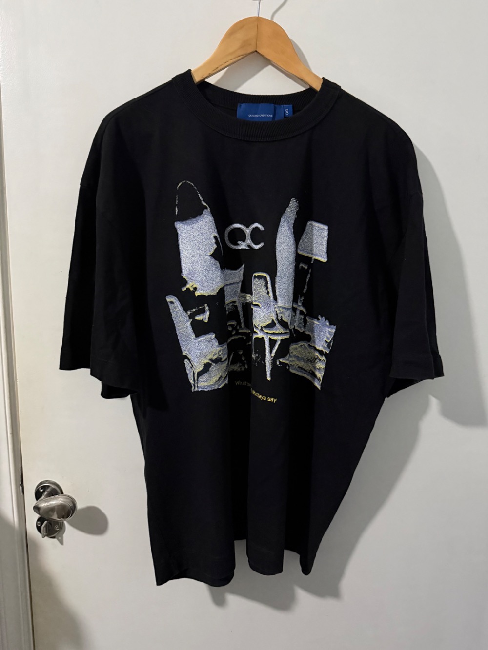 Camiseta Quadro Creations Sala De Espera Boxy Preto