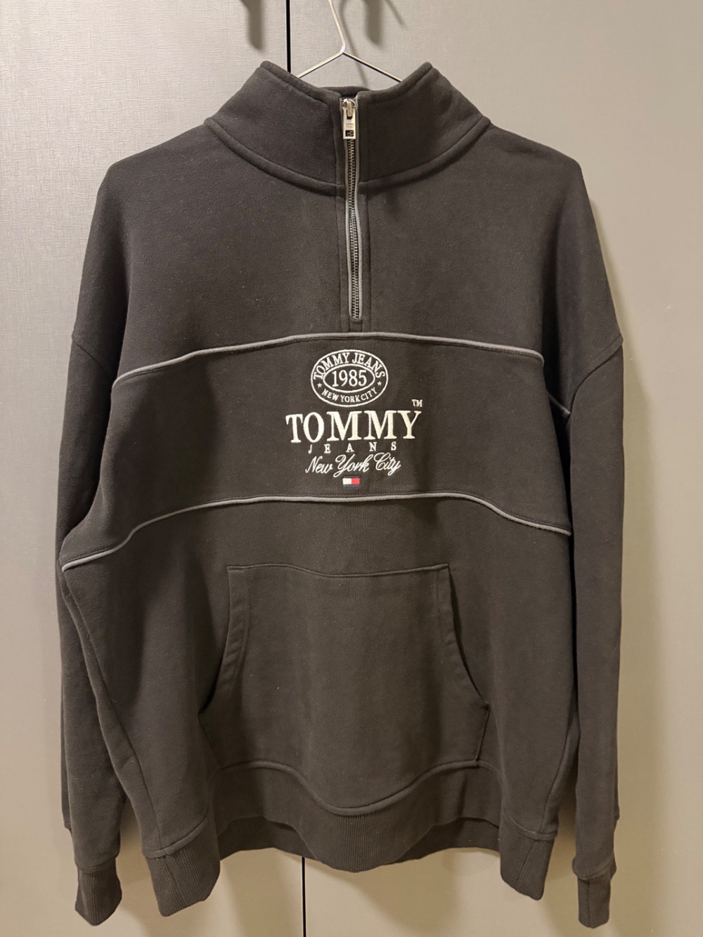 Moletom Tommy Jeans Logo Relaxed Fit Half-Zip Black